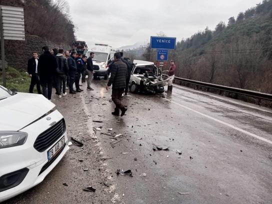 Hafif ticari araç ile otomobil çarpıştı: 5 yaralı