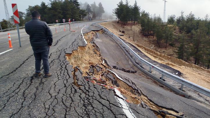 Mersin'de sağanak sonrası yol çöktü