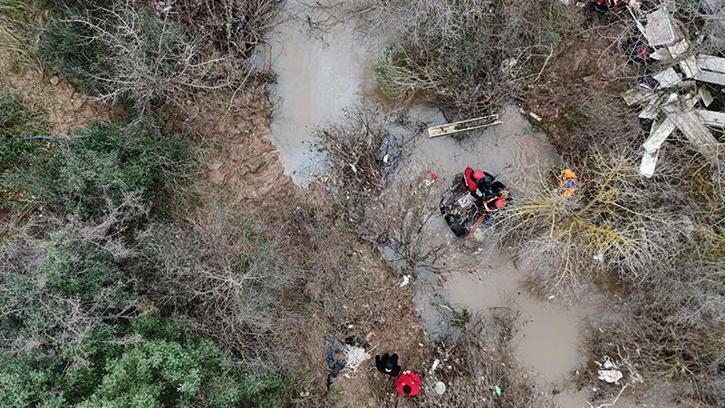 Sel sularına kapılan otomobilden kaçan şüpheli aranıyor