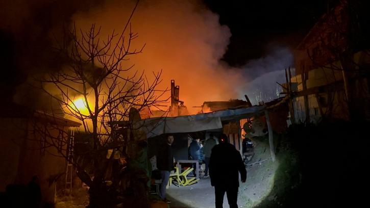 Bursa'da 2 katlı binada yangın