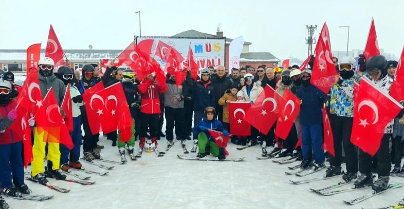 Kar Festivali'nde kızak, kayak ve şambrellerle kaydılar
