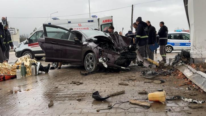 Refüje çarpan otomobil, akaryakıt istasyonuna girdi: 5 yaralı