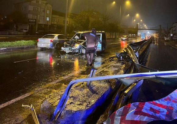 Kayganlaşan yolda bariyerlere çarptı