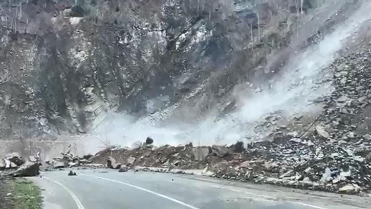 Rize’de köy yolunda heyelan kamerada