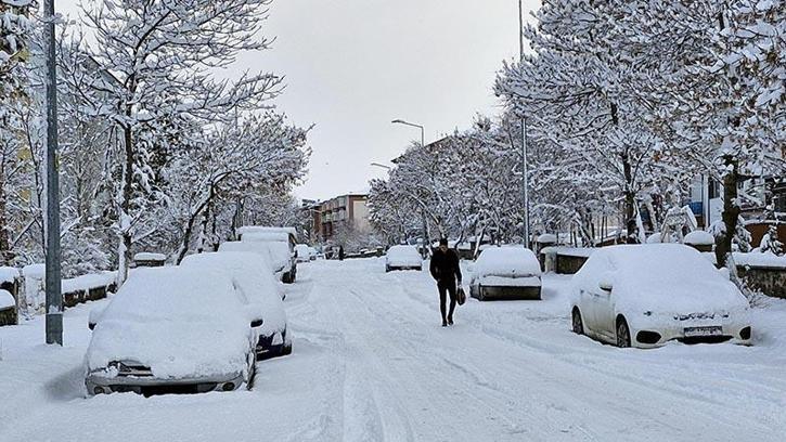 Erzurum'da kar yağışı; 775 mahalle yolu kapandı