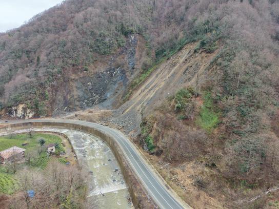 Kapalı köy yolunda heyelan temizliği (2)