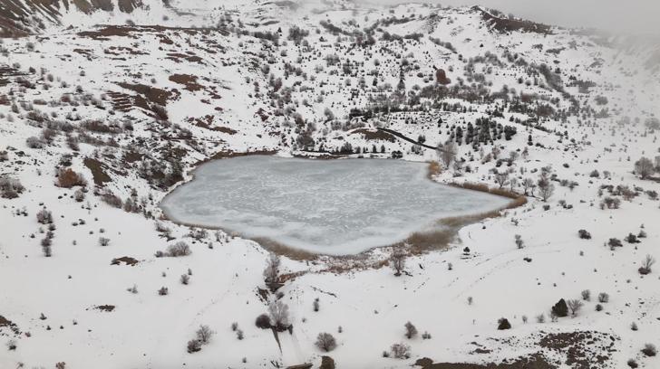 Buz tutan Ardos Gölü dronla görüntülendi