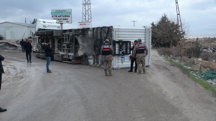 Kilis’te TIR devrildi