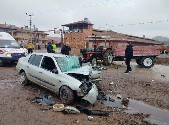 Çorum'da traktör ile otomobil çarpıştı; 1 ölü, 2 yaralı