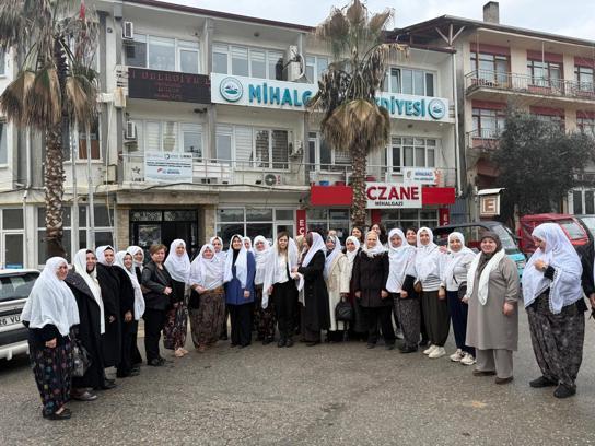 AK Parti'li kadınlar geleneksel kıyafetler giyip, Zeynep Akgün'e destek verdi