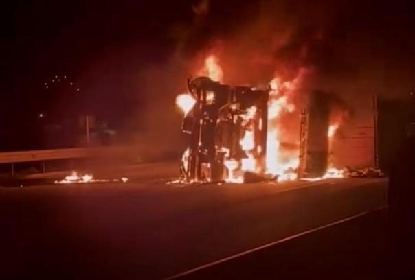 Osmaniye’de devrilen TIR, alev alev yandı