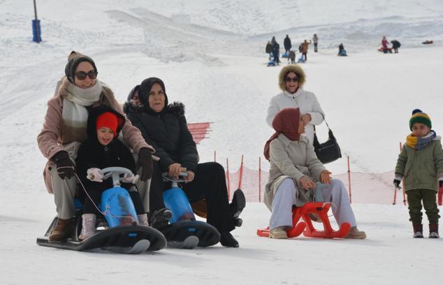 Bitlis'te anneler ile çocukları kızakla kayıp eğlendi