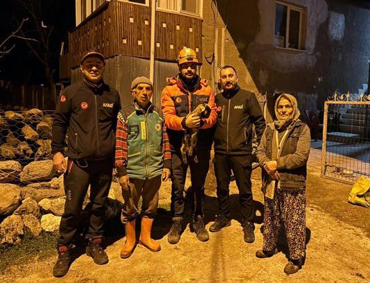 Kuyuya düşen oğlak kurtarıldı