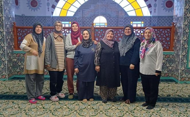 Gönüllülerden cami temizliği