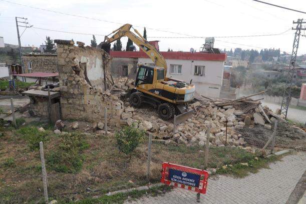 Akdeniz’de metruk bina yıkıldı