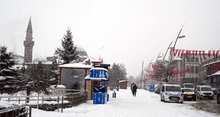 Kar kalınlığının 50 santimetreye ulaştığı Erzurum’da 419 mahallenin yolu kapandı
