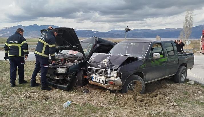 Otomobille kamyonet çarpıştı: 3 yaralı