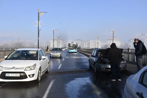 Sivas'ta yollardaki buzlanma, kazalara neden oldu