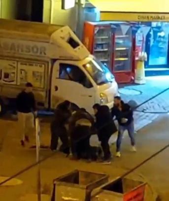 Akrabaların sokak ortasında kavgası kamerada; 2 yaralı