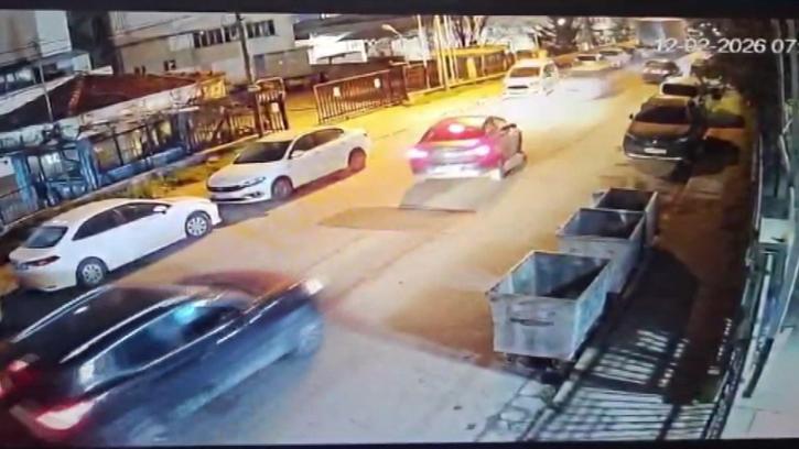İstanbul- Küçükçekmece’de 5 aracın karıştığı zincirleme kaza kamerada
