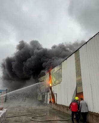 Balıkesir'de depoda yangın