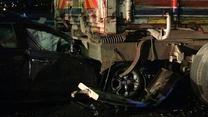 Silivri'de seyir halindeyken tekerleği kopan otomobil kamyona çarptı; sürücü yaralandı