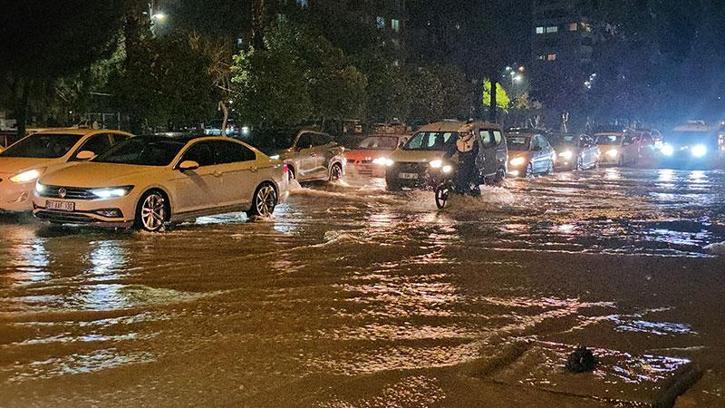 Adana'da sağanak; yollar göle döndü