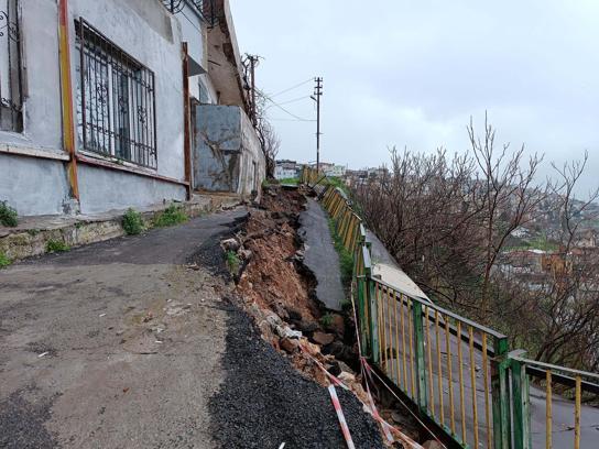 Asfalt yol, sağanak sonrası çöktü