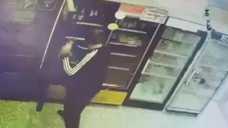 Marketten içki hırsızlığı kamerada