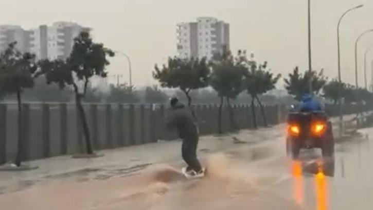 Adana’da su dolan caddede sörf yaptı