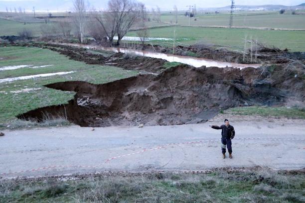 Yağmur sonrası çukur oluşan yol kapatıldı