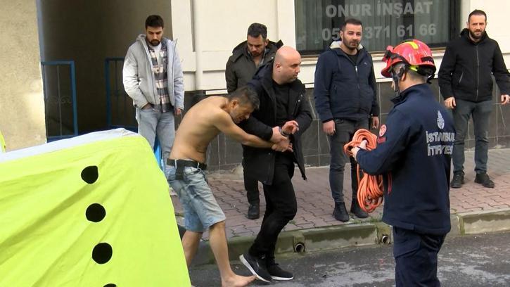 İstanbul- Küçükçekmece'de polis gelince kendini eve kilitledi; kapı kırılarak gözaltına alındı