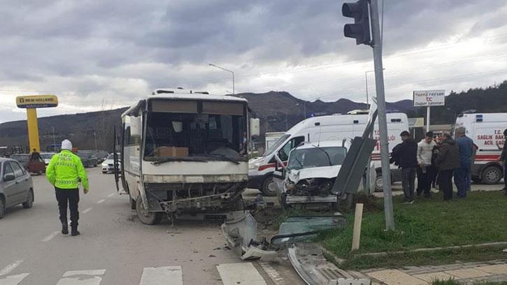 Hafif ticari araç ile midibüs çarpıştı: 6 yaralı