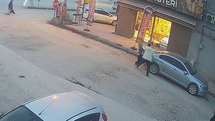 Malatya'da birlikte yaşadığı kadını sokak ortasında silahla tehdit etti; o analar kamerada