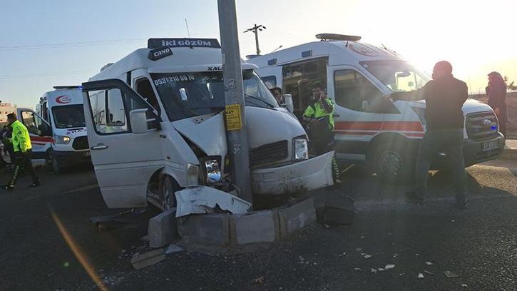 Şanlıurfa’da tarım işçilerini taşıyan minibüs direğe çarptı: 15 yaralı
