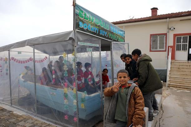 Fırat Nehri'ndeki atıl tekneyi onarıp, öğrencileri için kütüphaneye çevirdi