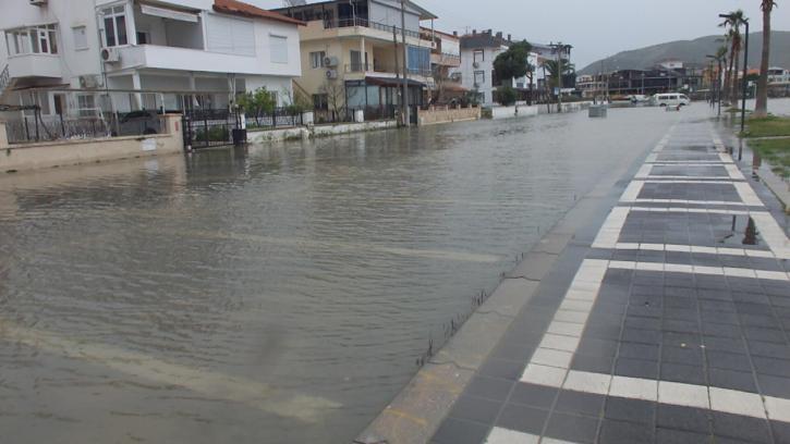 Balıkesir'de lodos; deniz taştı, yollar göle döndü