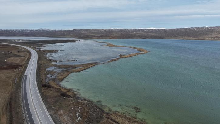 Eriyen kar suları nedeniyle Tödürge Gölü taştı