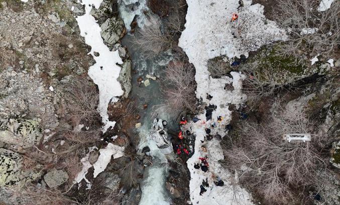 Bitlis'te hafif ticari araç, dereye uçtu: 3 ölü, 5 yaralı