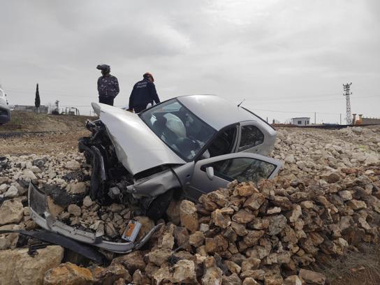 Mardin'de şarampole devrilen otomobilin sürücüsü yaralandı