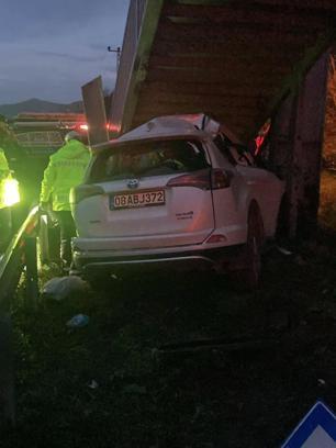 Otomobil, bariyere ve üst geçidin ayağına çarptı; sürücü öldü, babası yaralı