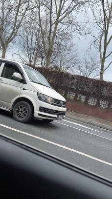 İstanbul - Eyüpsultan’da sürücüye yumruk atıp aracının aynasını kırdılar; 'Canımızı yolda mı bulduk' diye saldırdılar