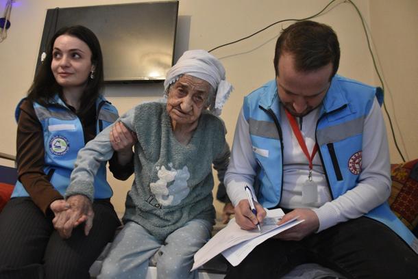 Bitlis'te 101 yaşındaki kadına evde sağlık hizmeti