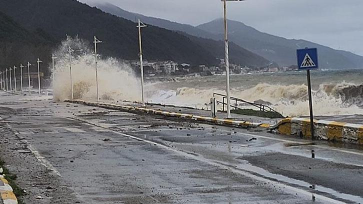 Yalova'da fırtına; deniz taştı, balıkçı barınakları zarar gördü
