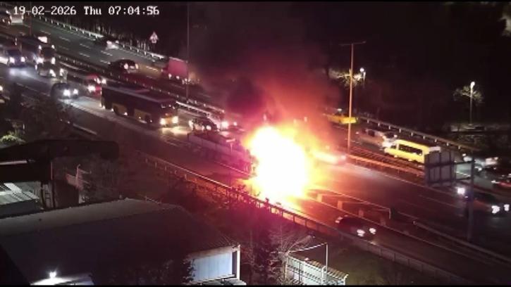 İstanbul- Eyüpsultan'da TIR alev alev yandı