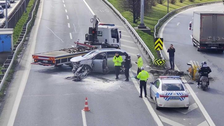 İstanbul- Esenler’de refüje çarpan cip devrildi