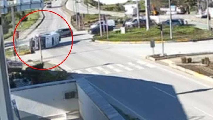 Cipe çarpmamak için sürücüsünün manevra yaptığı ambulans devrildi; 4 yaralı