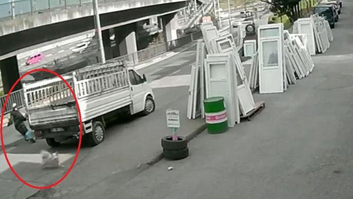 Köpekten kaçarken otobüsün çarptığı üniversiteli ağır yaralandı, kaza kamerada