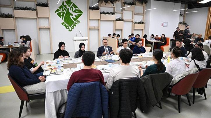 Bakan Kacır, ilk iftarını TÜBİTAK Fen Lisesi öğrencileriyle yaptı