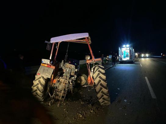 Adana’da otomobilin çarptığı traktör ikiye ayrıldı: 1'i ağır 6 yaralı